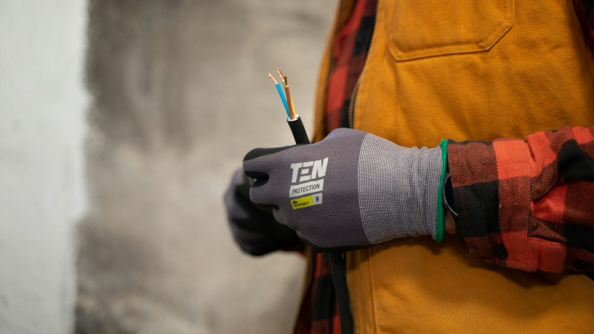 Técnico trabajando en una instalación eléctrica